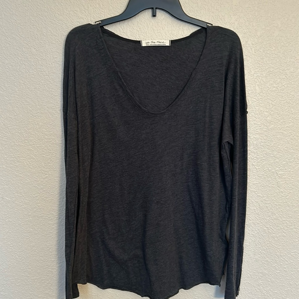 Women’s We The Free gray vneck tshirt in a small